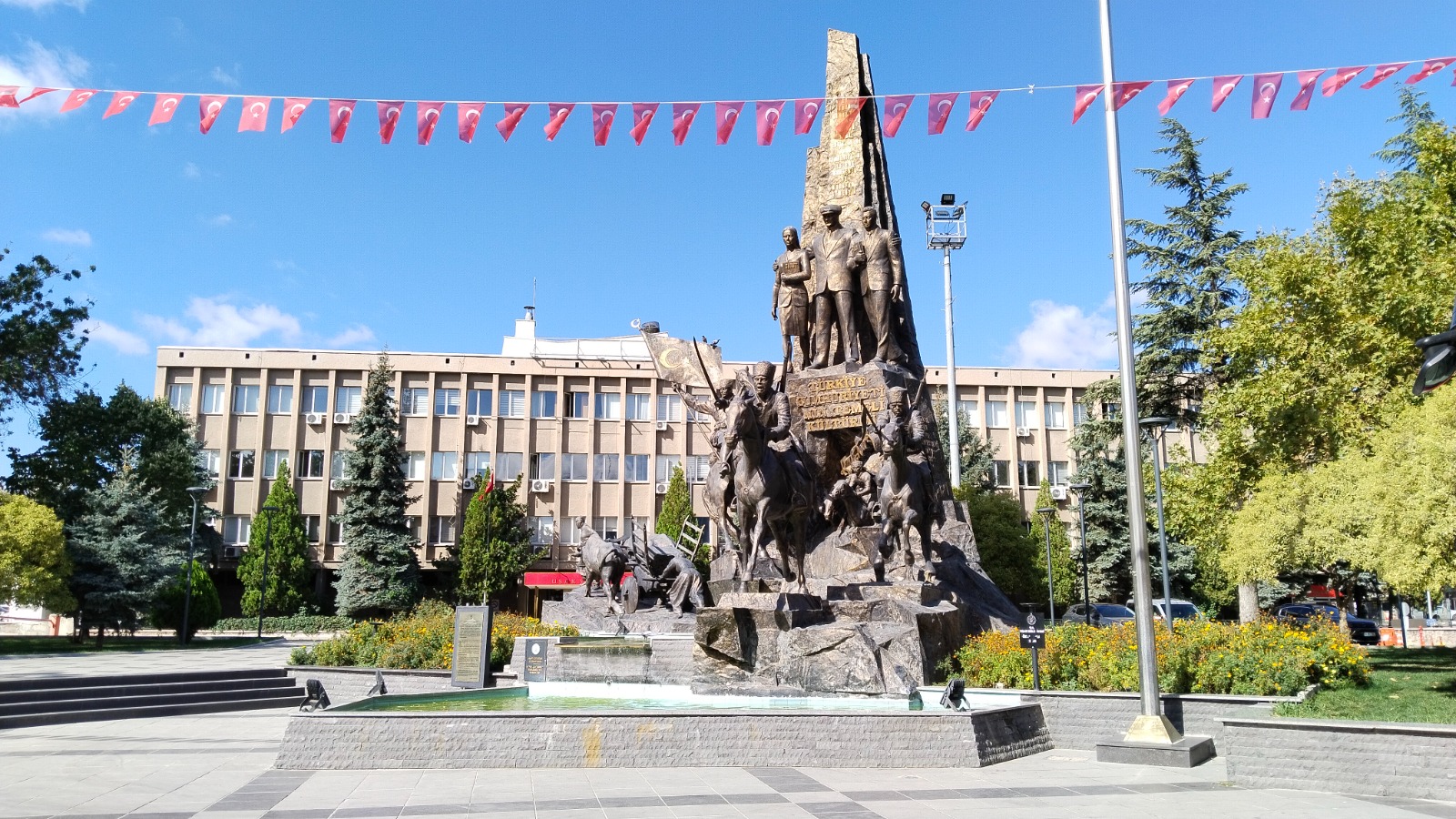 Hava Uşak Atatürk Anıtı