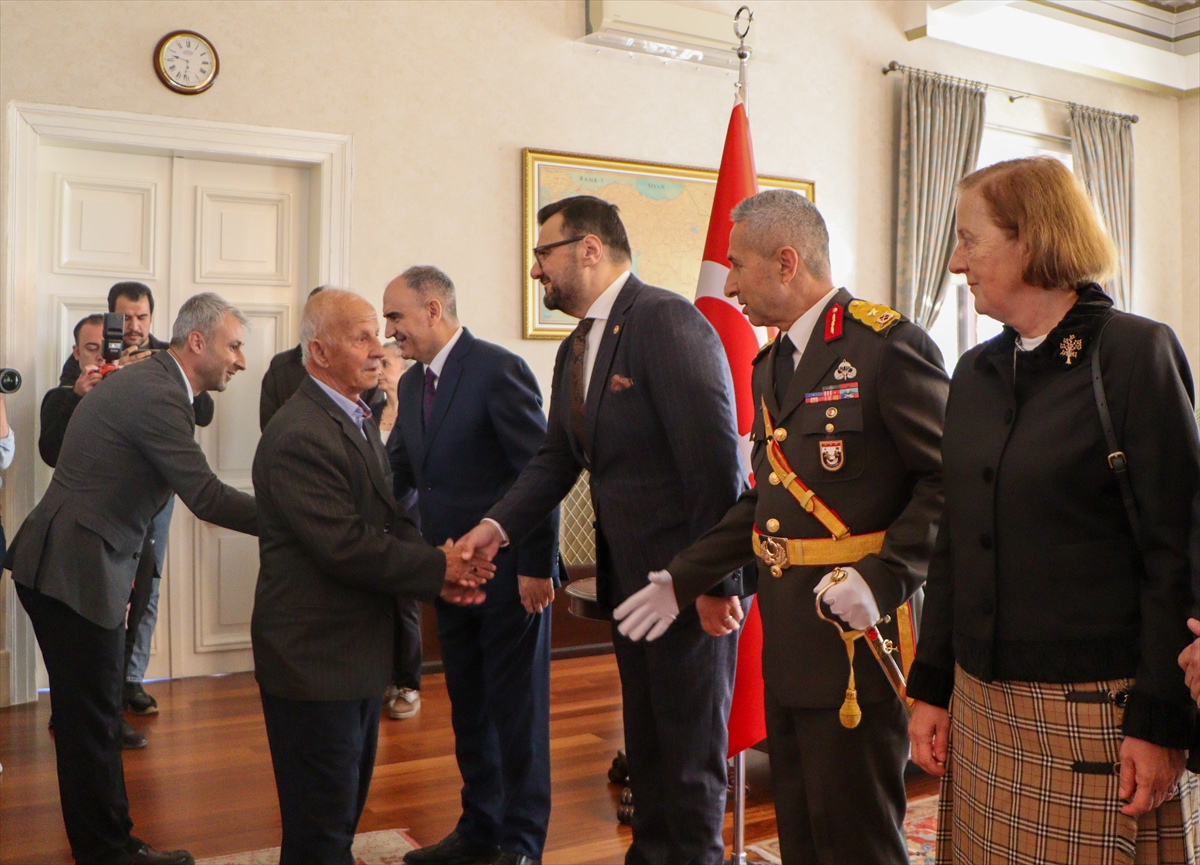 A A 20251029 39553359 39553354 I Z M I R V E C E V R E I L L E R D E 29 E K I M C U M H U R I Y E T B A Y R A M I K U T L A N I Y O R