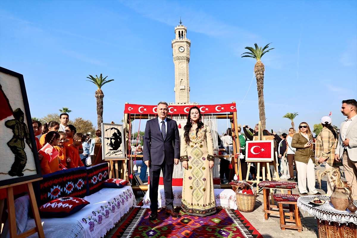 Aa 20251019 39455588 39455587 Izmirde Cumhuriyetin 102 Yili Kutlamalari Kapsaminda Turk Bayragi Dokundu (1)