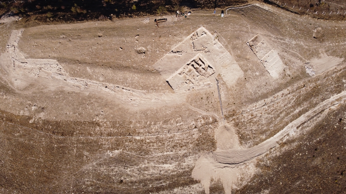 Eşme'nin komşusu Denizli Çal'da 4500 yıl önce yanan eve rastlandı