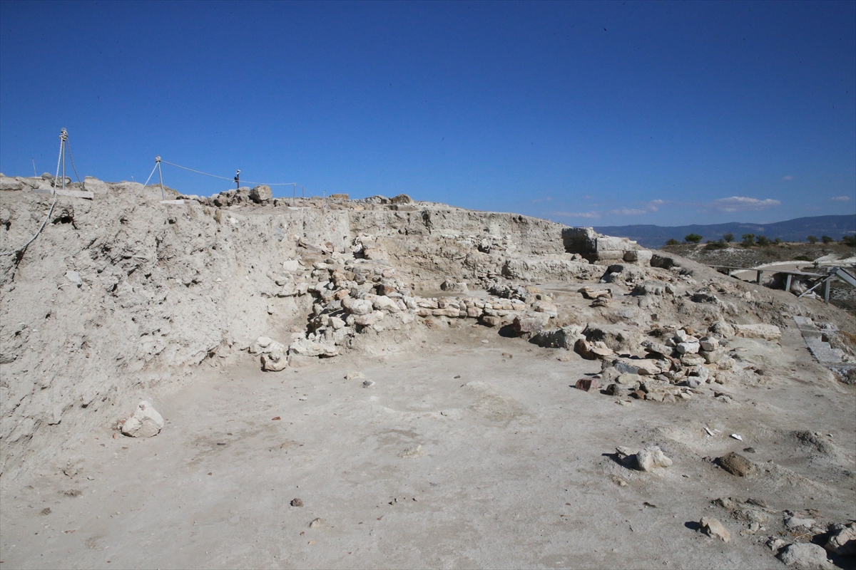 Eşme'nin komşusu Denizli Çal'da 4500 yıl önce yanan eve rastlandı