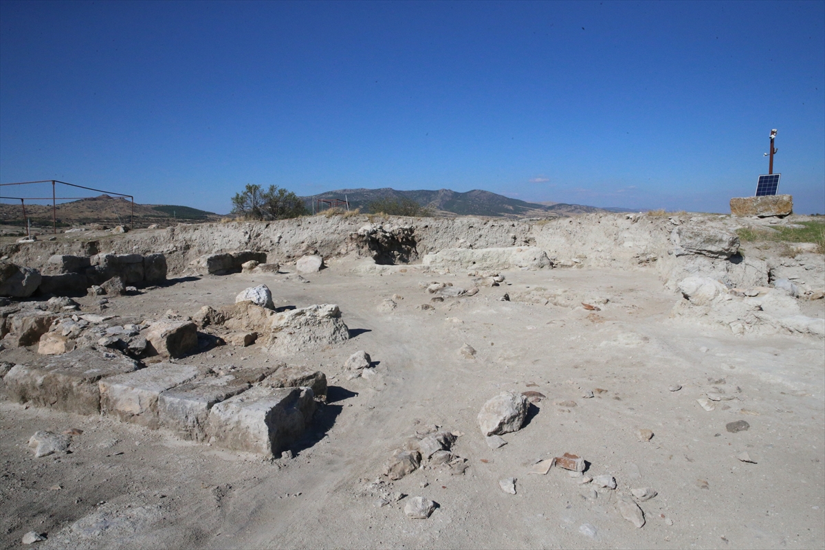 Eşme'nin komşusu Denizli Çal'da 4500 yıl önce yanan eve rastlandı