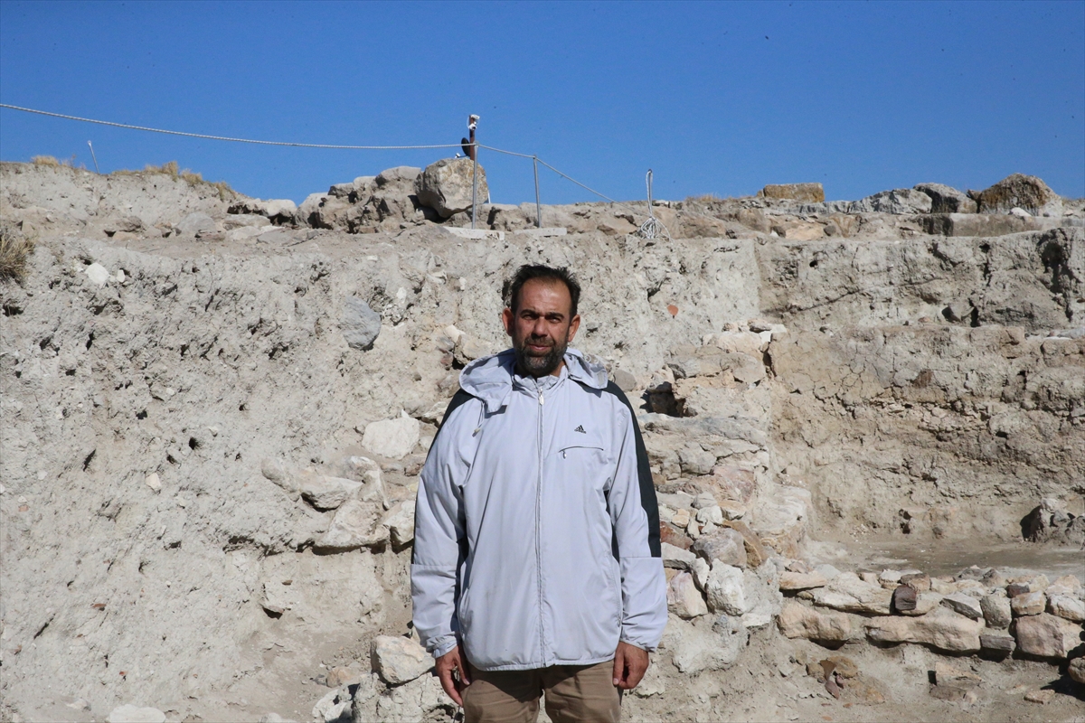 Eşme'nin komşusu Denizli Çal'da 4500 yıl önce yanan eve rastlandı