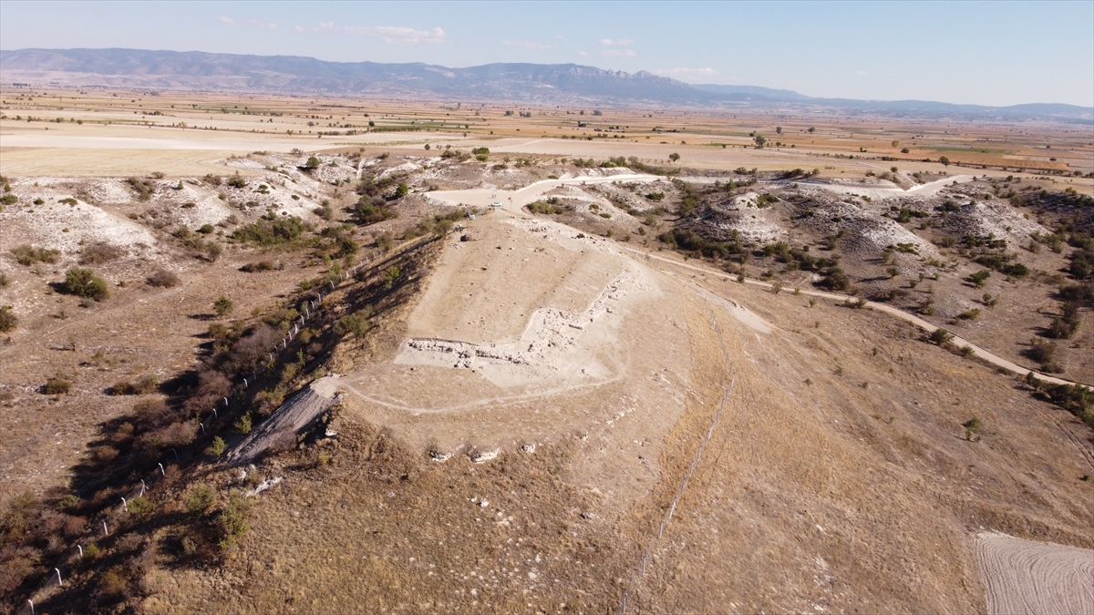 Eşme'nin komşusu Denizli Çal'da 4500 yıl önce yanan eve rastlandı