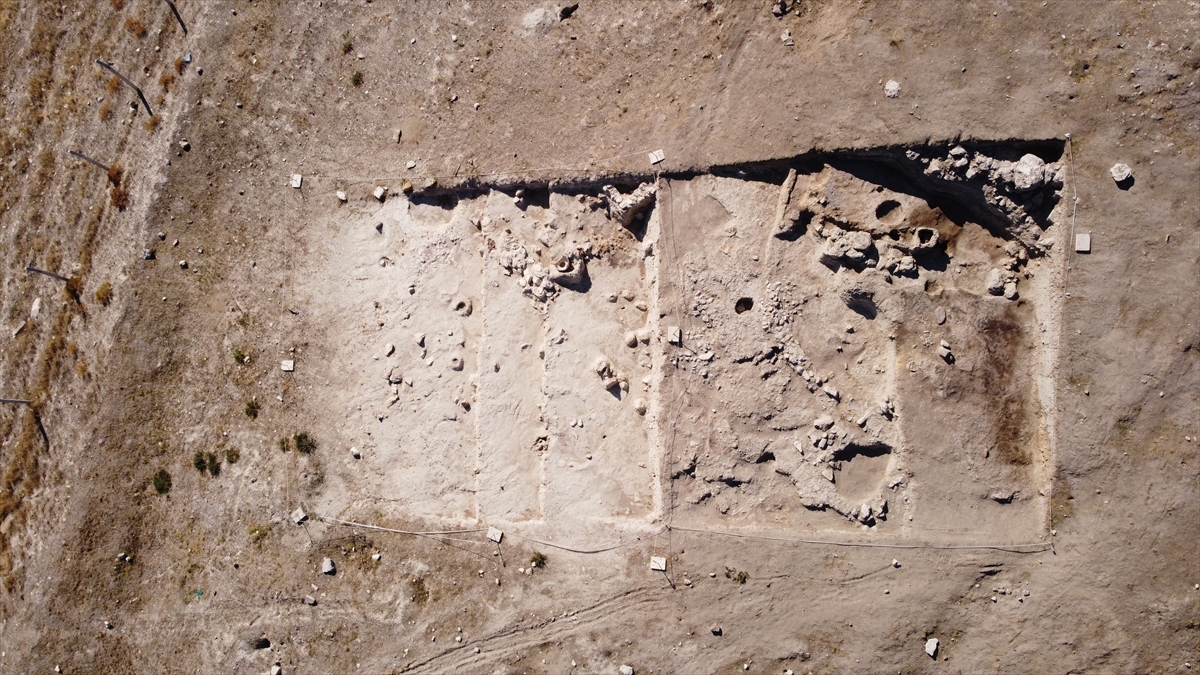 Eşme'nin komşusu Denizli Çal'da 4500 yıl önce yanan eve rastlandı