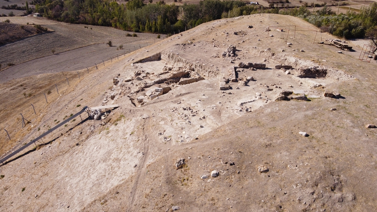 Eşme'nin komşusu Denizli Çal'da 4500 yıl önce yanan eve rastlandı