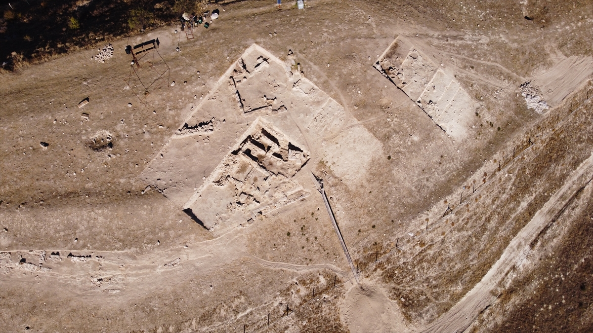 Eşme'nin komşusu Denizli Çal'da 4500 yıl önce yanan eve rastlandı