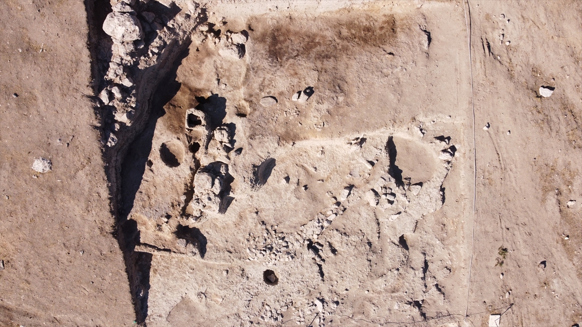 Eşme'nin komşusu Denizli Çal'da 4500 yıl önce yanan eve rastlandı