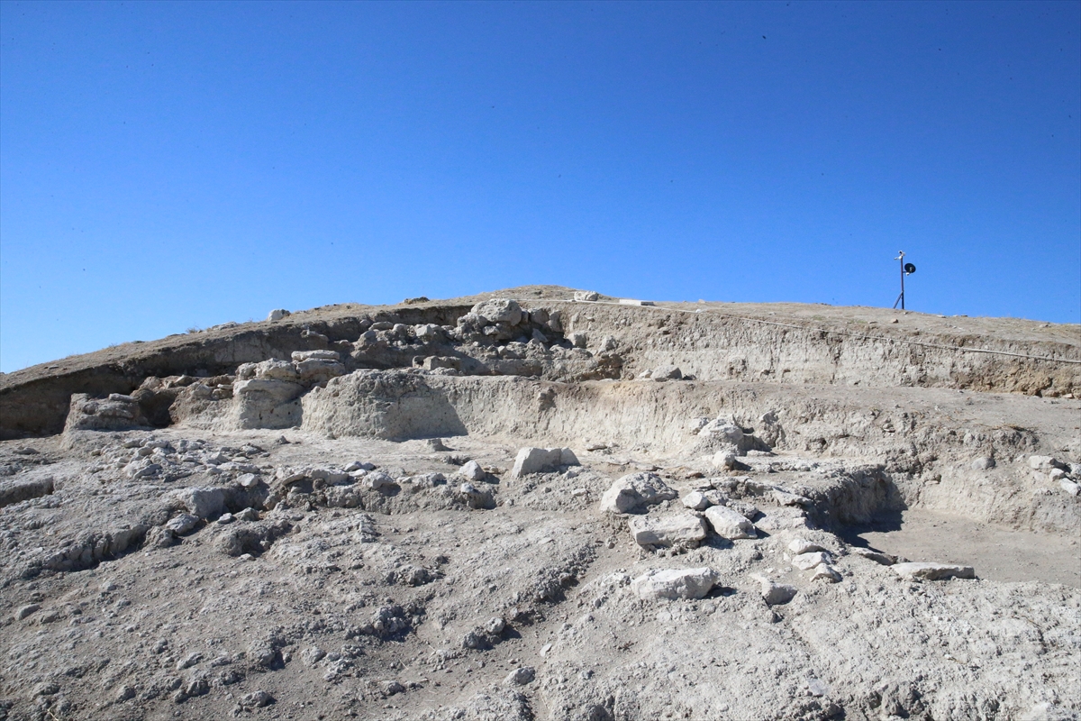 Eşme'nin komşusu Denizli Çal'da 4500 yıl önce yanan eve rastlandı