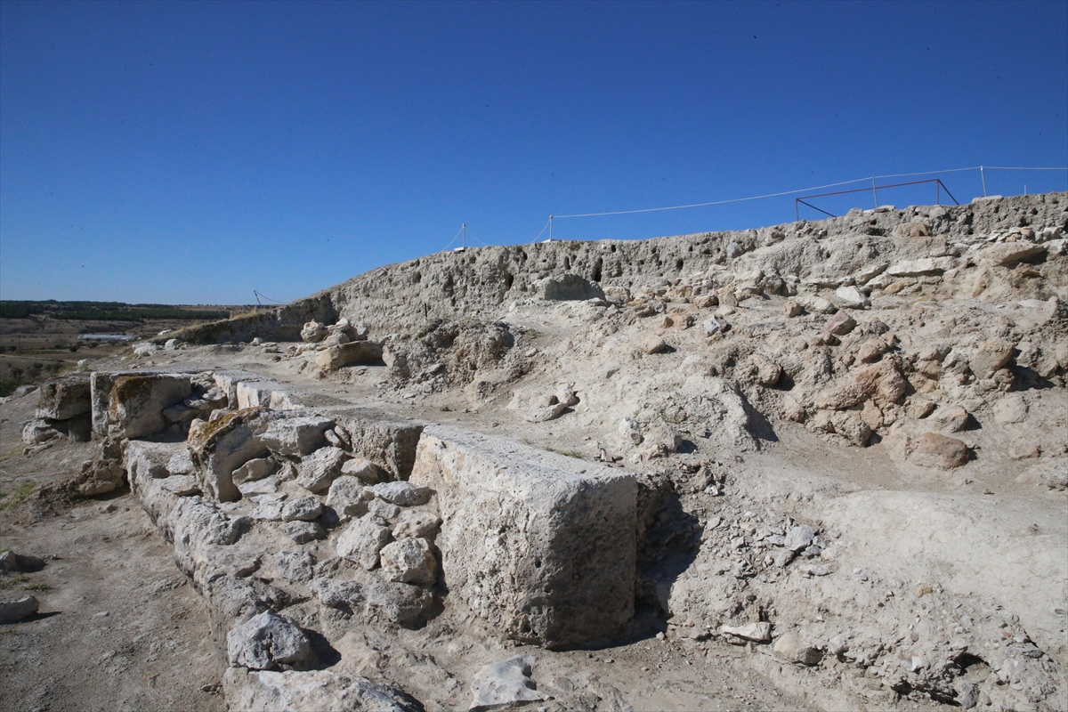 Eşme'nin komşusu Denizli Çal'da 4500 yıl önce yanan eve rastlandı