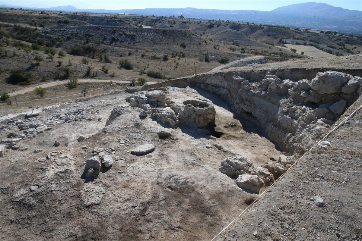 Eşme'nin komşusu Denizli Çal'da 4500 yıl önce yanan eve rastlandı