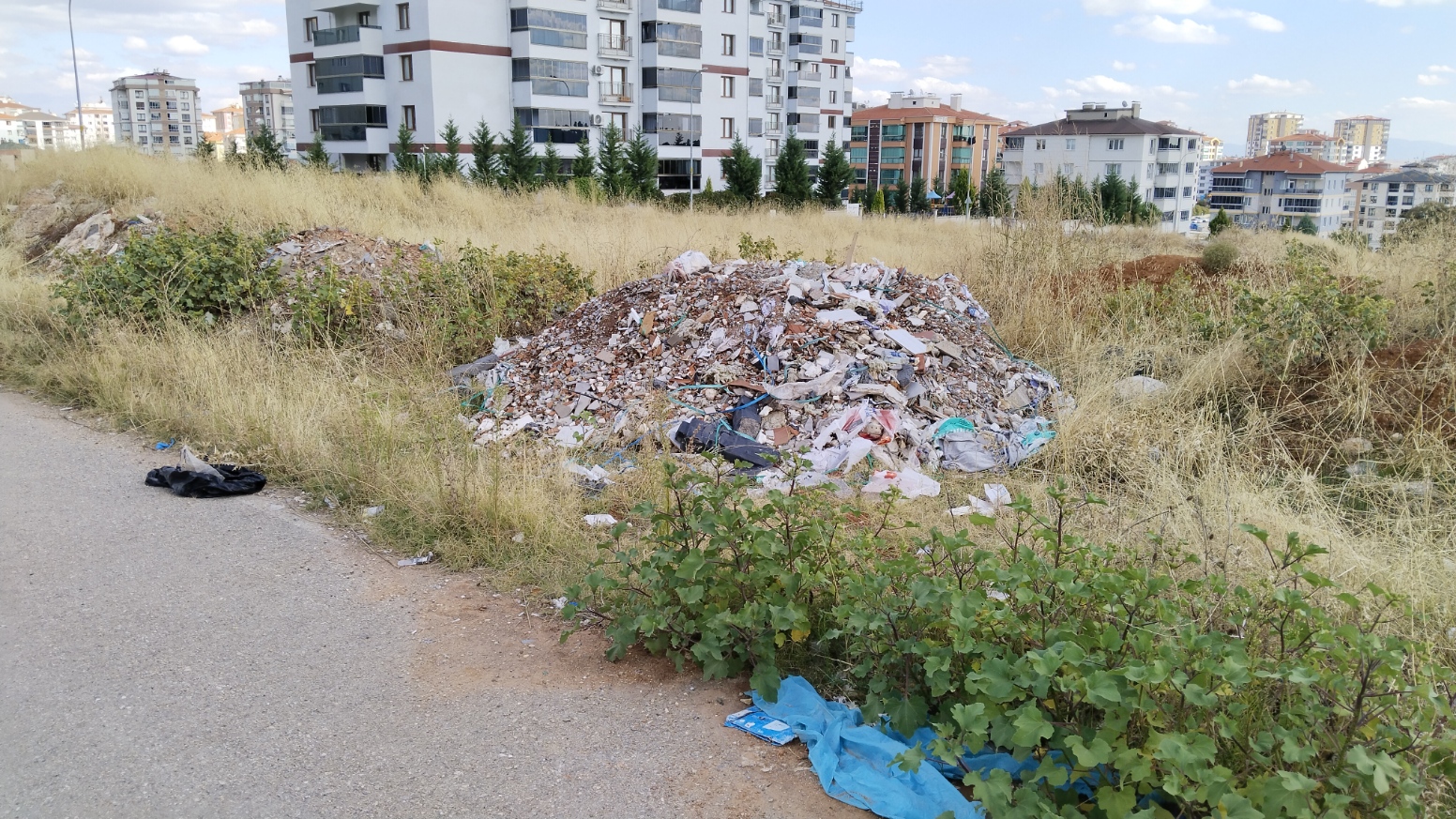 Kemalöz Efe Sokak Yol Elektrik Panosu Arsa Çöplük (6)