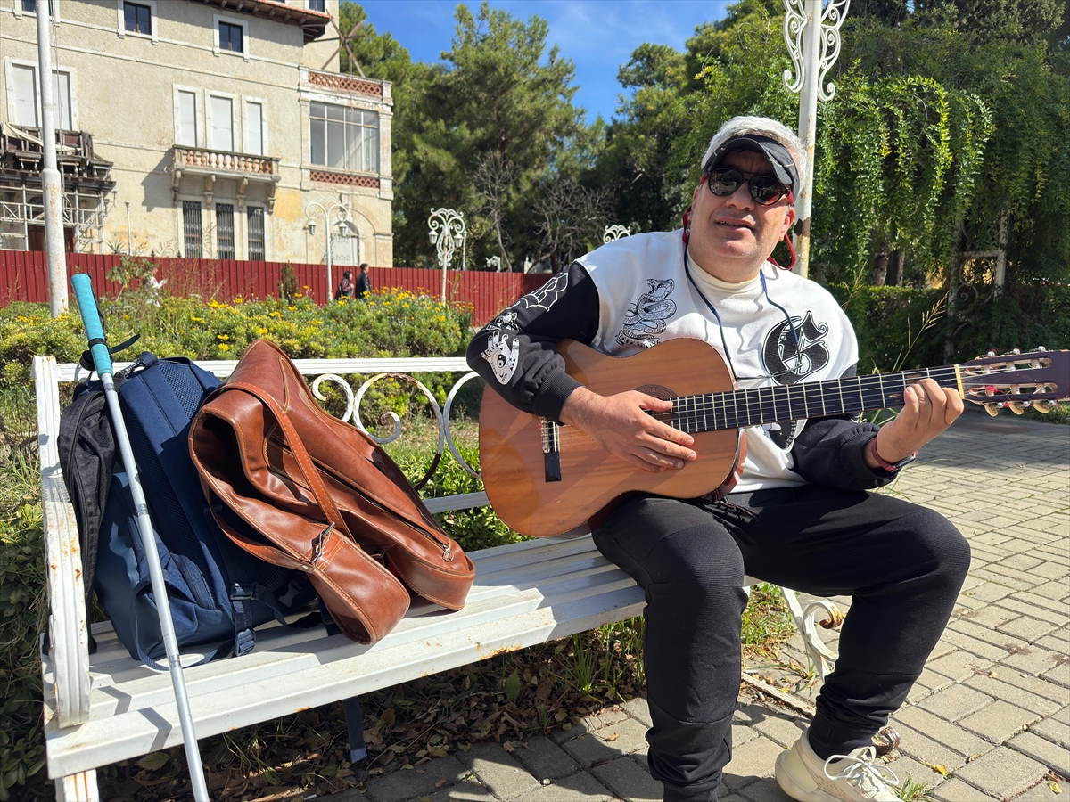 Aa 20251104 39609165 39609160 50 Yasindaki Gorme Engelli Universite Ogrencisinin En Buyuk Destekcisi Sinif Arkadaslari (1)