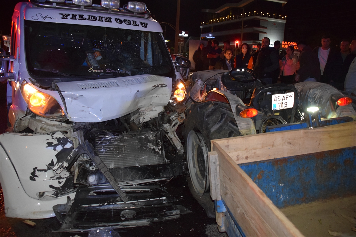 Aa 20251122 39780347 39780344 Manisada Traktor Ile Cekicinin Carpistigi Kazada 3 Kisi Yaralandi (1)