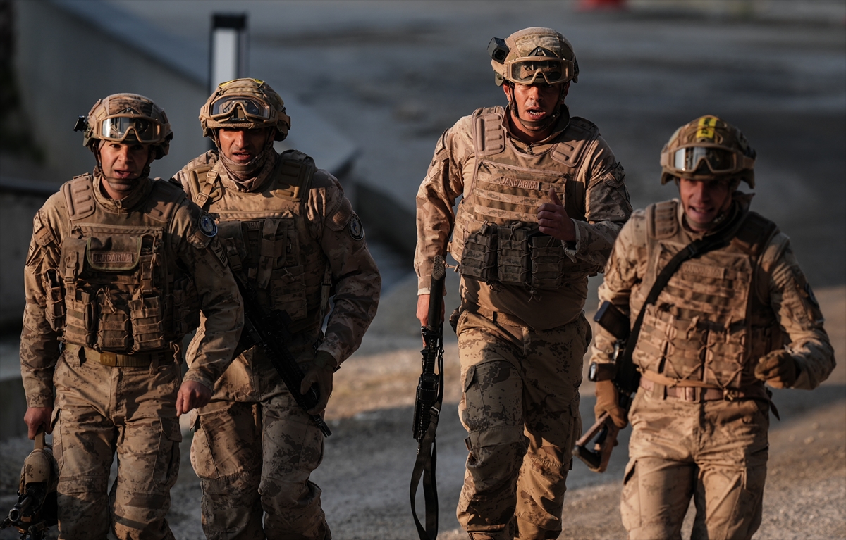 A A 20251224 40066409 40066370 J A N D A R M A K O M A N D O L A R I Z M I R D E G E R C E K L E S T I R I L E N S A V A S C I Y A R I S M A S I N D A M U C A D E L E E D I Y O R