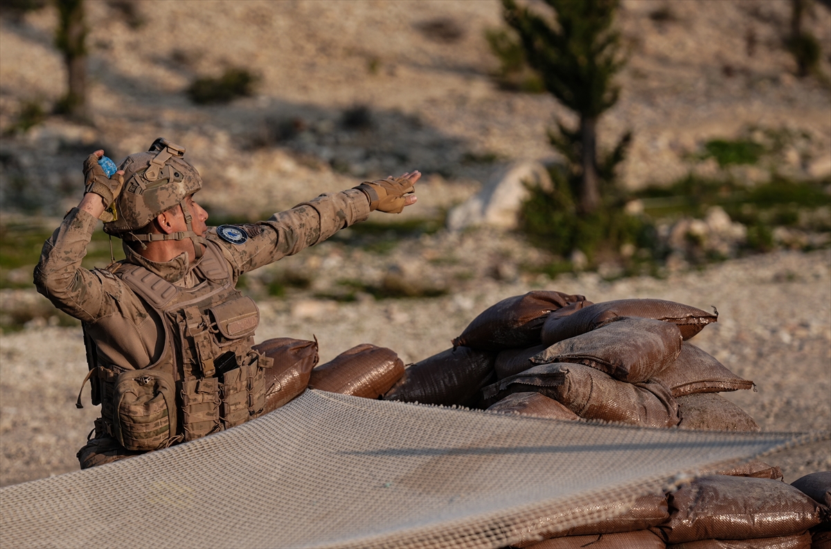 A A 20251224 40066409 40066372 J A N D A R M A K O M A N D O L A R I Z M I R D E G E R C E K L E S T I R I L E N S A V A S C I Y A R I S M A S I N D A M U C A D E L E E D I Y O R