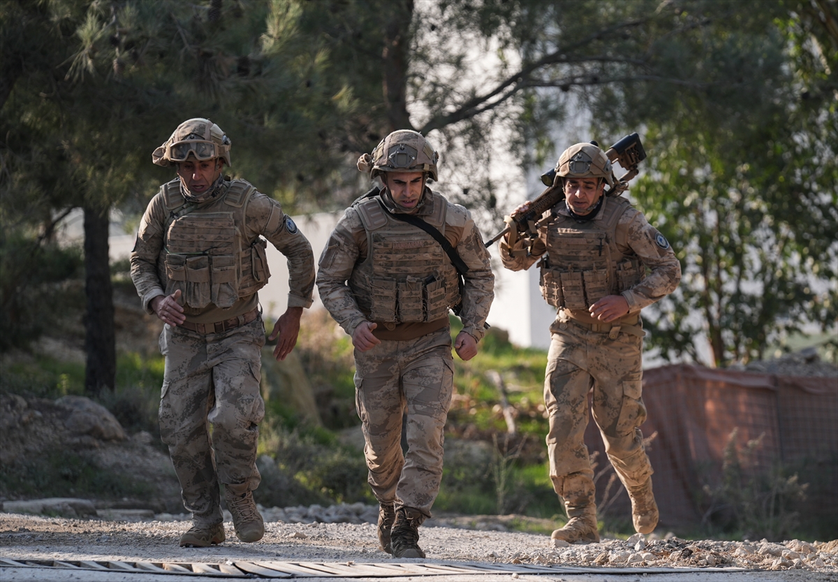 A A 20251224 40066409 40066391 J A N D A R M A K O M A N D O L A R I Z M I R D E G E R C E K L E S T I R I L E N S A V A S C I Y A R I S M A S I N D A M U C A D E L E E D I Y O R