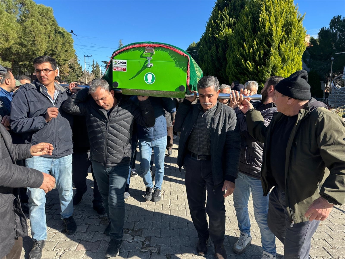 Aa 20251212 39963801 39963799 Usakta Kazada Olen 3 Yayadan Mehmet Karaman Son Yolculuguna Ugurlandi (1)