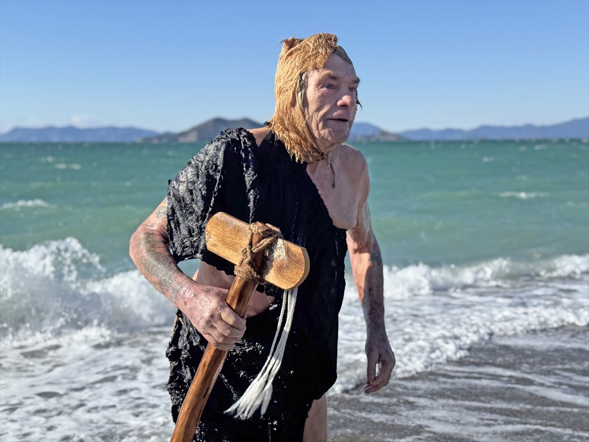 A A 20260101 40135734 40135728 F E T H I Y E D E B I R G R U P Y E N I Y I L I N I L K G U N U N D E K O S T U M L E R I Y L E D E N I Z E G I R D I