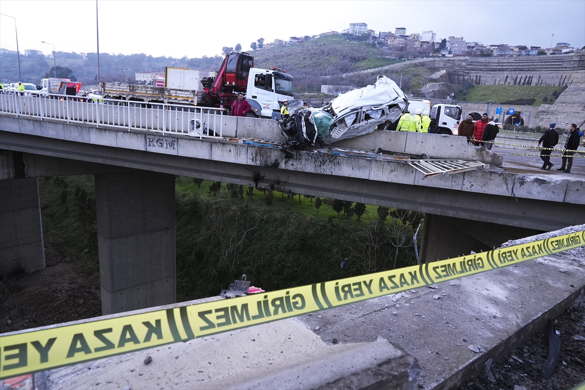 A A 20260122 40337916 40337909 I Z M I R D E H A F I F T I C A R I A R A C A C A R P A N I S M A K I N E S I Y U K L U T I R I N V I Y A D U K T E N D U S M E S I S O N U C U 3 K I S I Y A R A L A N D I