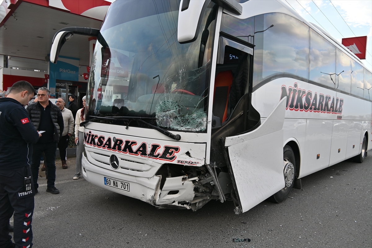 Aa 20260104 40158542 40158540 Manisada Yolcu Otobusu Ile Otomobilin Carpistigi Kazada 3 Kisi Yaralandi (1)