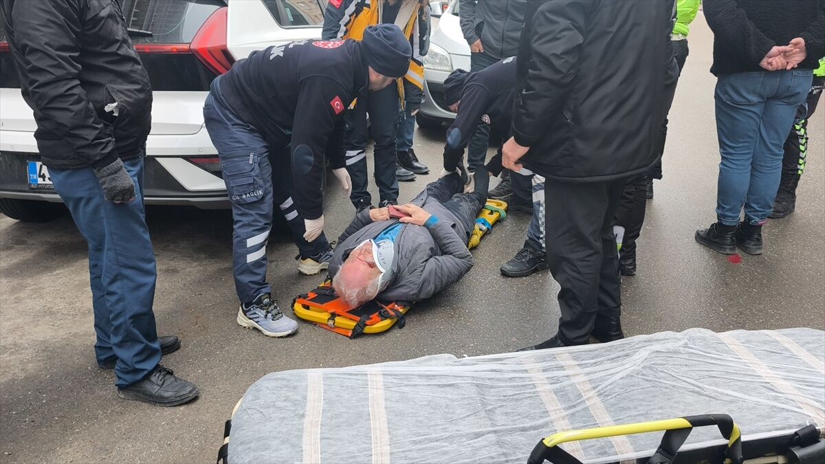 Aa 20260115 40262402 40262399 Kutahyada Otomobilin Carptigi Kisi Yaralandi (1)