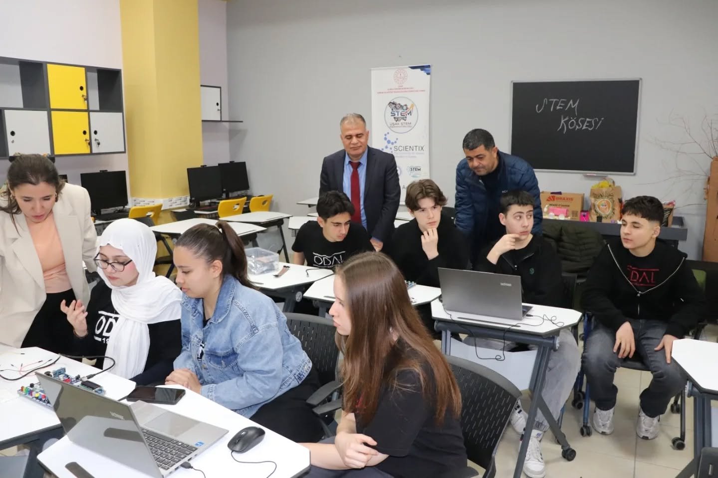 658392753 18157857076431364 1565789378703205053 N