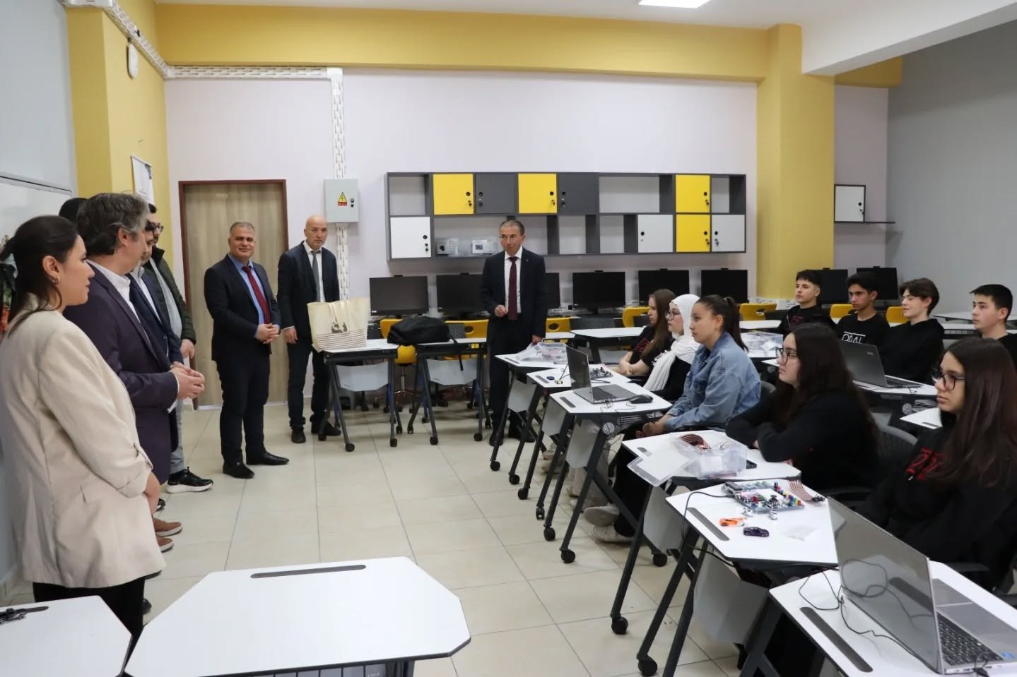 658825761 18157857031431364 3440383556632151167 N