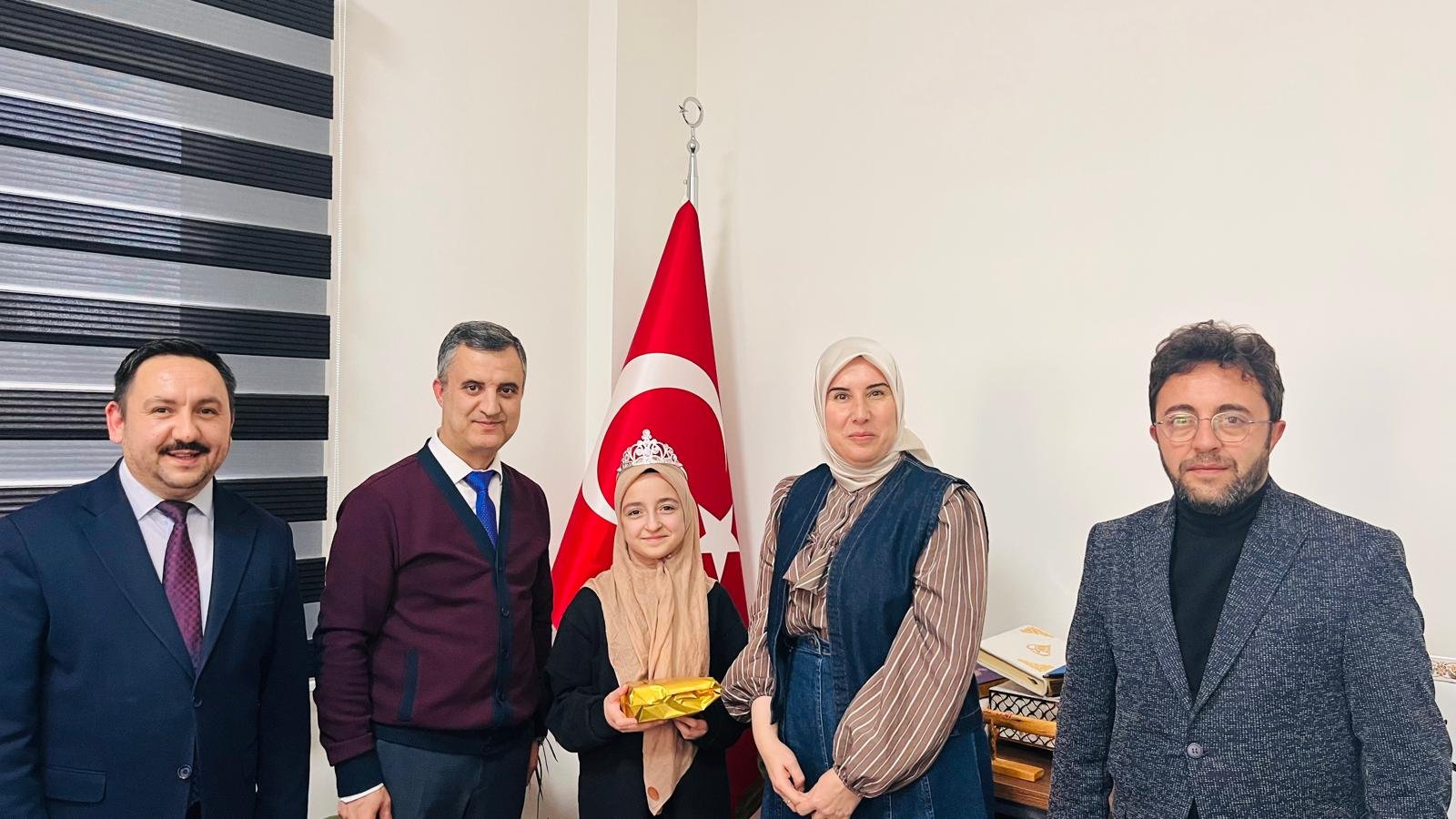 Uşak Kent Konseyi ödüllü hafız öğrencilere hediye verdi