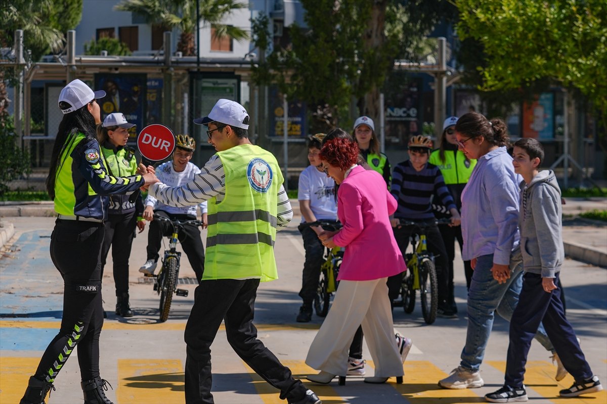 A A 20260412 41085842 41085831 K A Z A D A S E H I T O L A N T R A F I K P O L I S I N I N E S I O G R E N C I L E R E T R A F I K B I L I N C I A S I L I Y O R