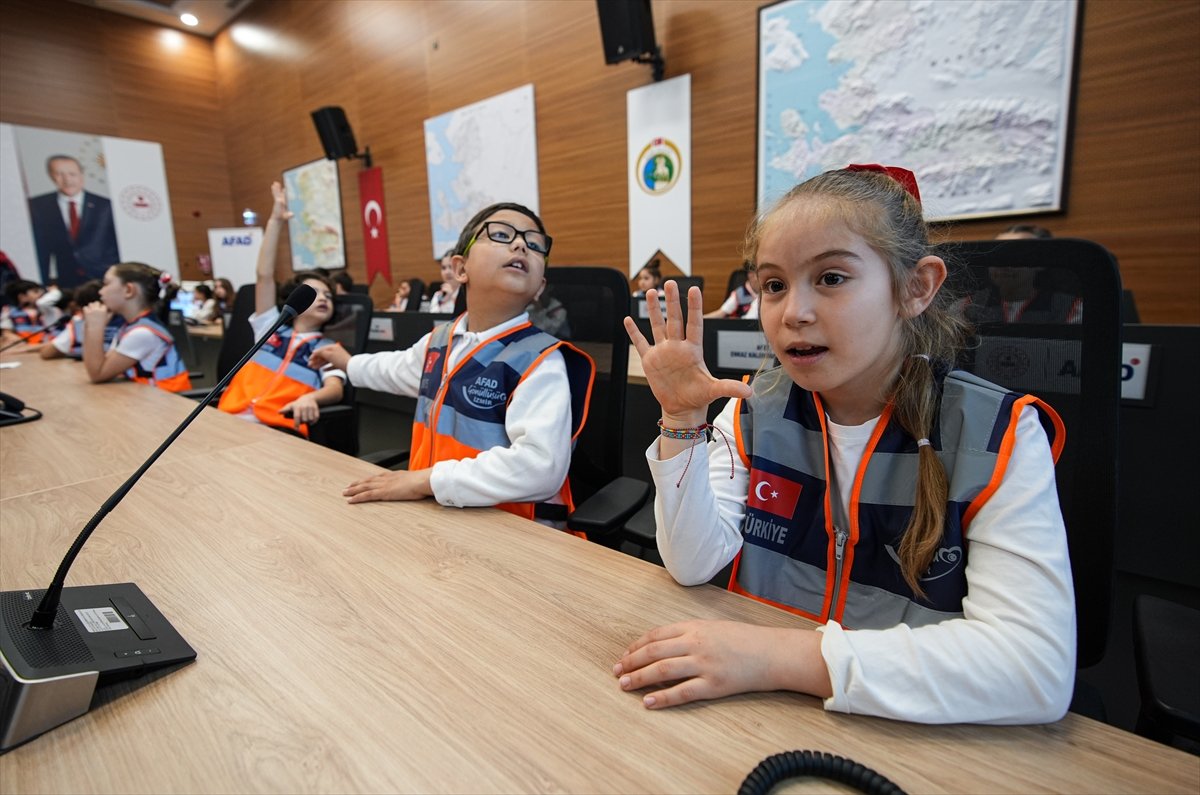 A A 20260423 41190827 41190806 I Z M I R D E D E P R E M T A T B I K A T I N I 23 N I S A N D O L A Y I S I Y L A C O C U K L A R Y O N E T T I