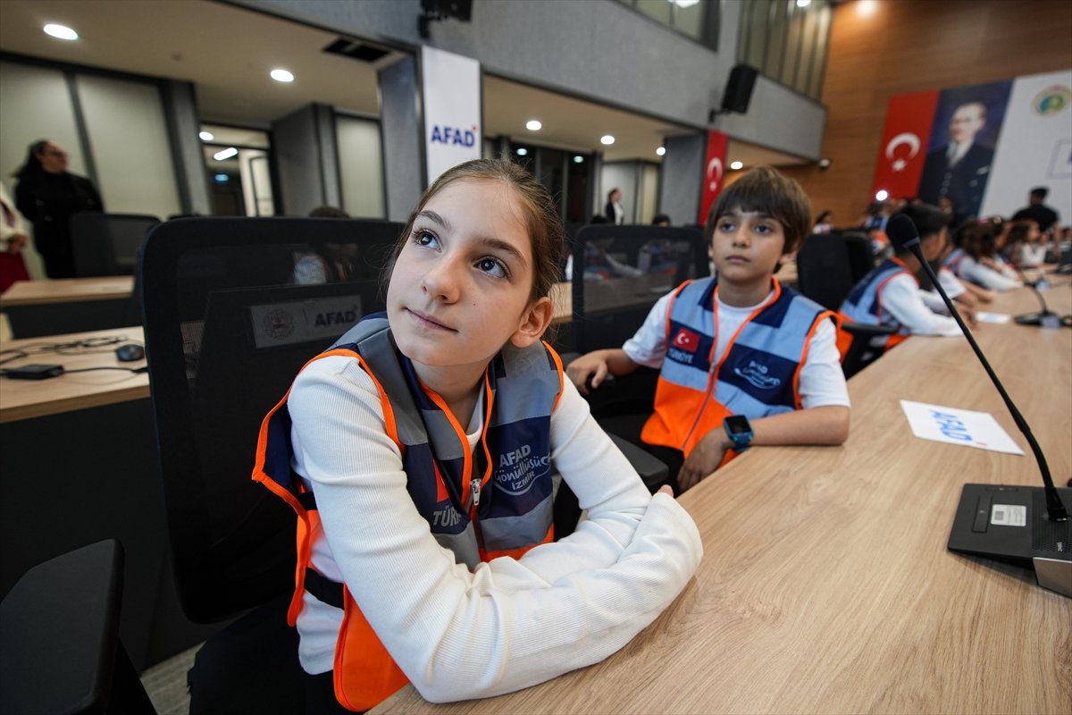 A A 20260423 41190827 41190811 I Z M I R D E D E P R E M T A T B I K A T I N I 23 N I S A N D O L A Y I S I Y L A C O C U K L A R Y O N E T T I