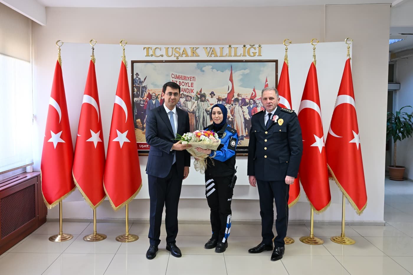 Uşak Valisi Serdar Kartal’ı İl Emniyet Müdürü Taner Çiftçi ve beraberindeki emniyet mensupları ziyaret etti