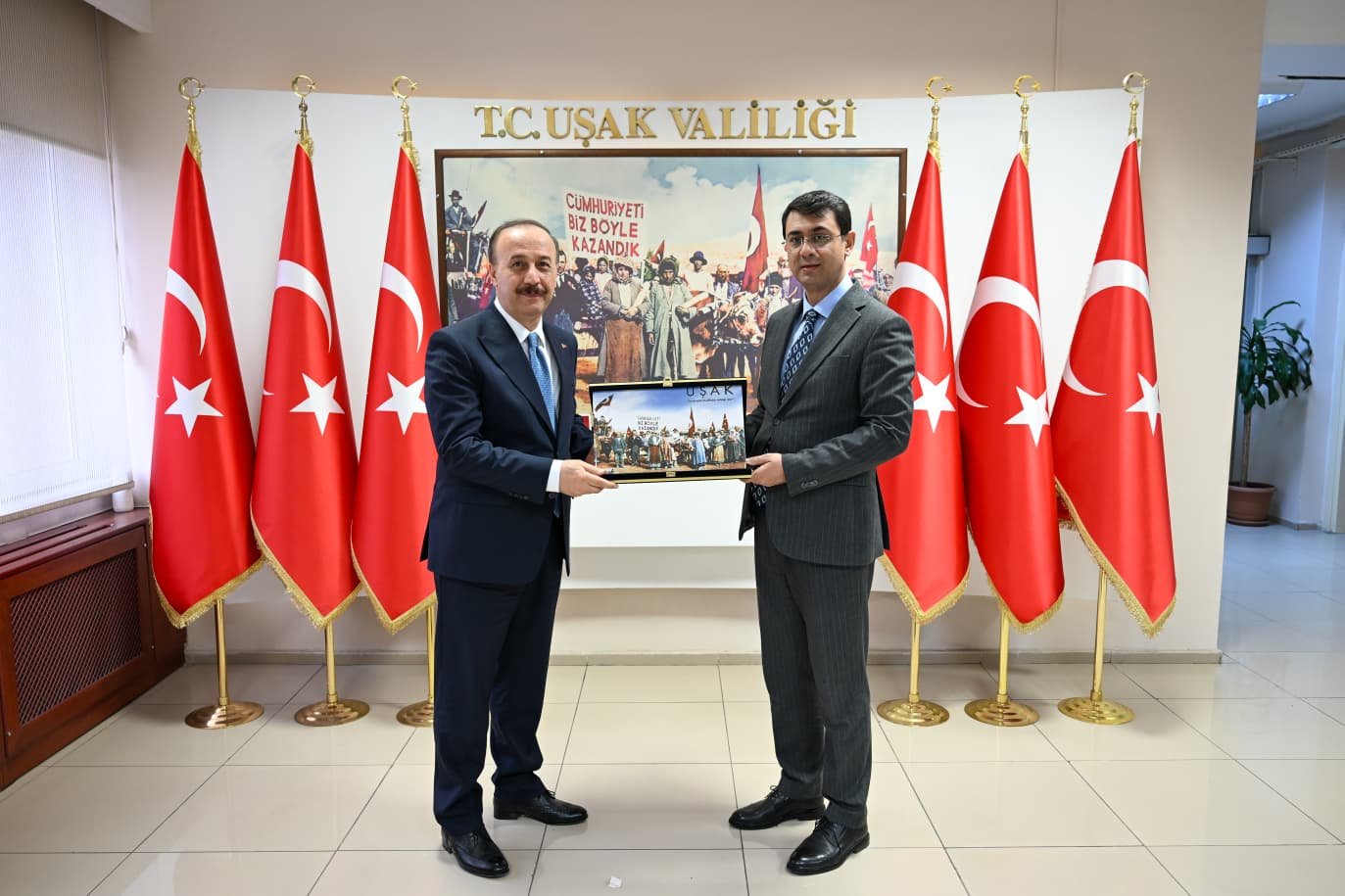 Uşak Valisi Serdar Kartal’a mevkidaşından hayırlı olsun ziyareti