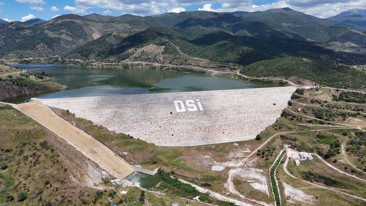 Aa 20260619 41719003 41719000 Izmirde Tam Doluluga Ulasan Rahmanlar Barajinda Su Tahliyesi Yapiliyor (1)