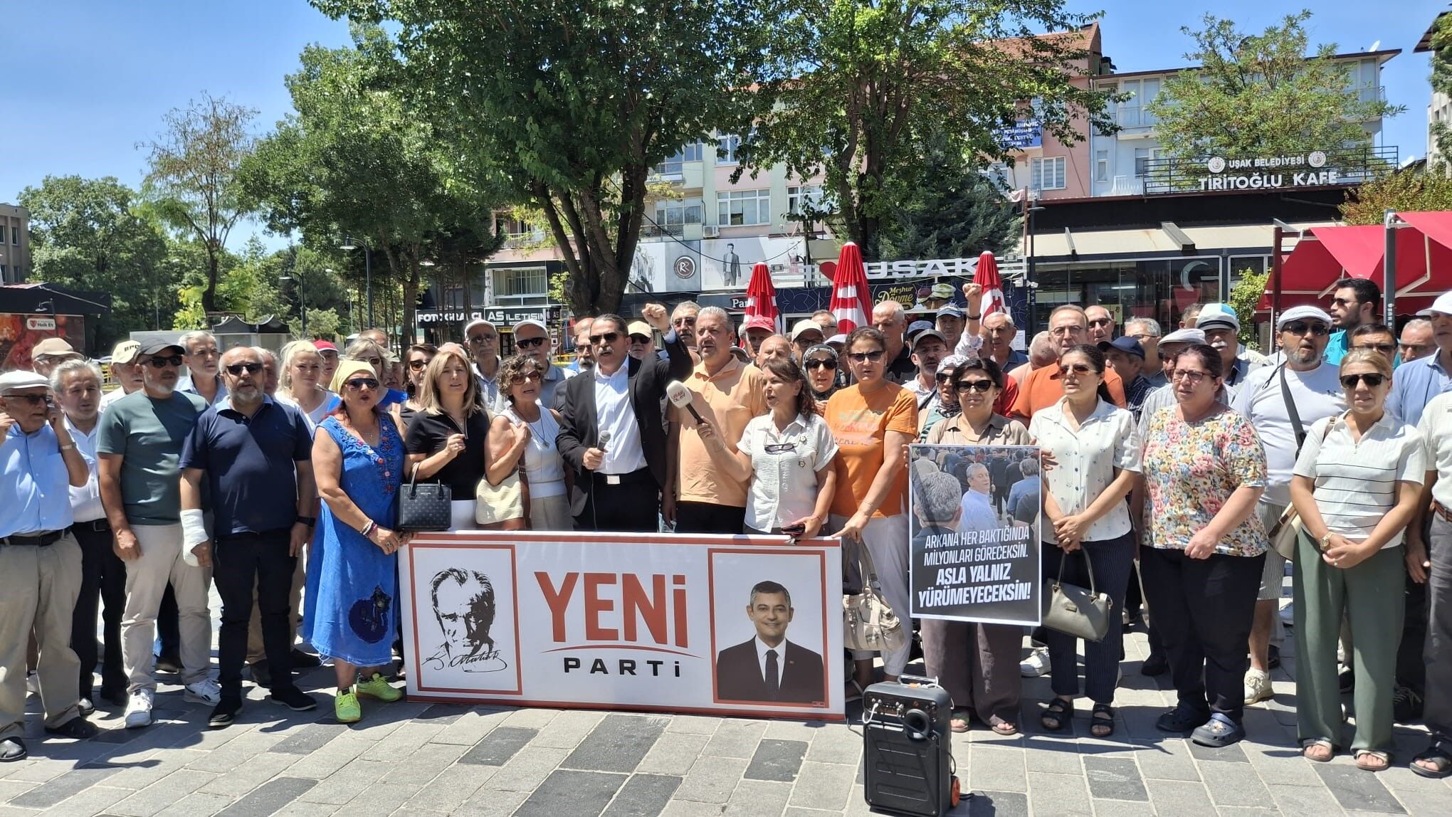 Uşak'ta toplu olarak istifa ederek; ata ocağından ayrılıp Yeni Parti'ye geçtiler