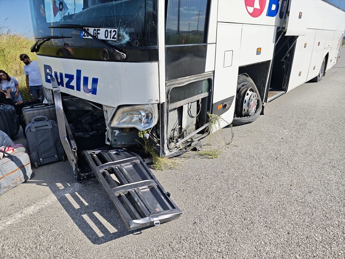Aa 20260623 41758555 41758554 Kutahyada Otobus Ile Elektrikli Motosiklet Carpisti 1 Kisi Yaralandi (1)