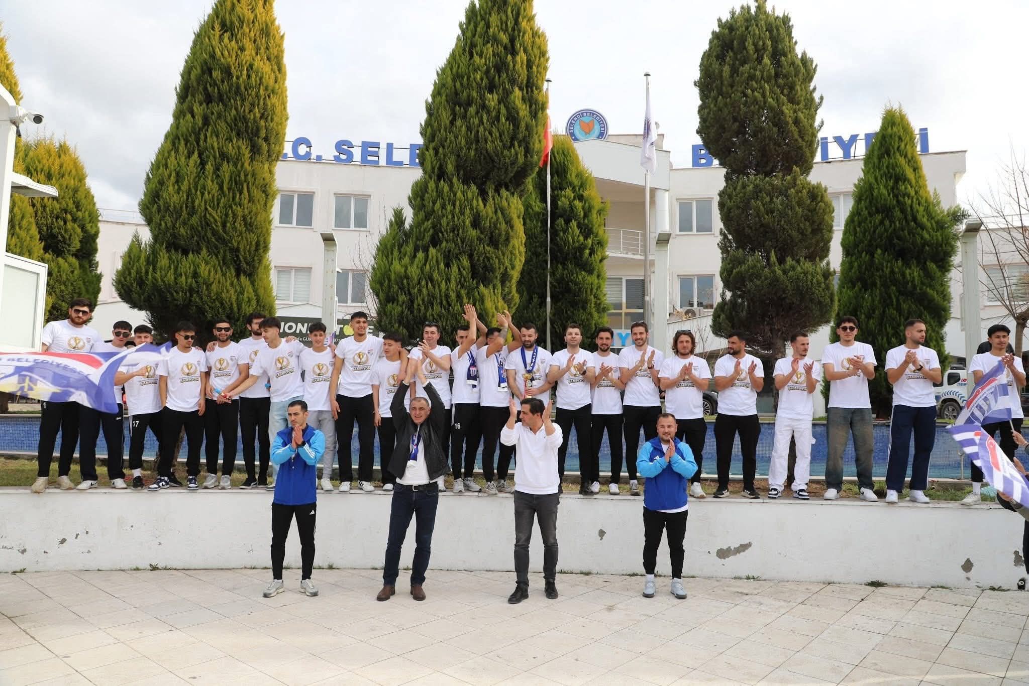 Selendi Belediyespor, 50'inci yıl için atkı ve forma satışı kampanyası başlattı