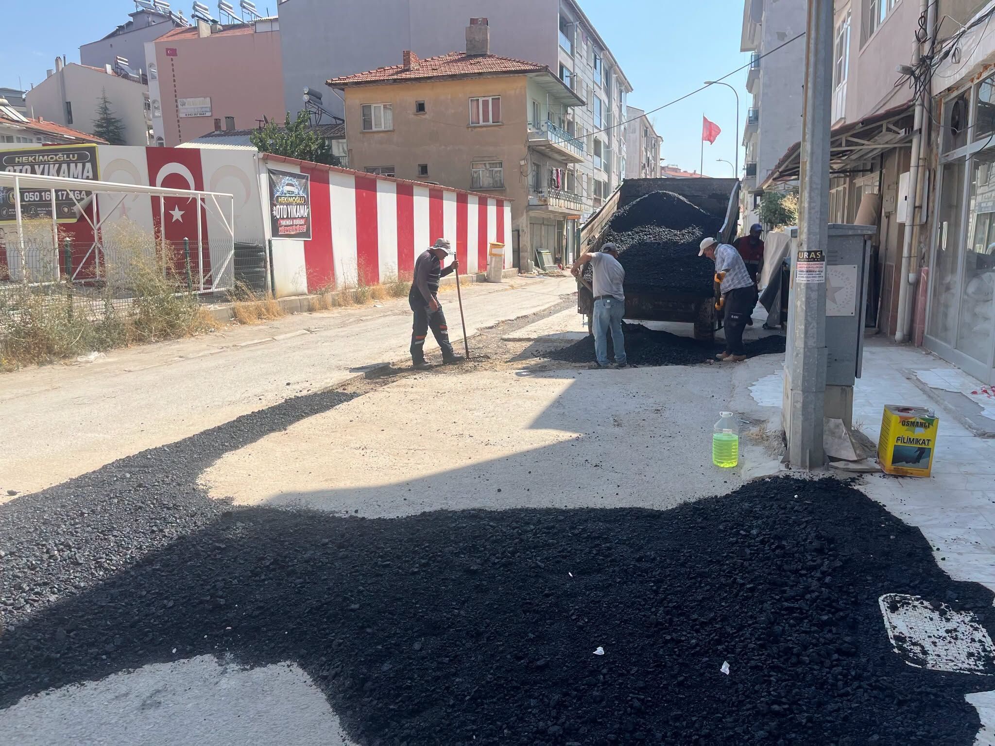 Eşme'de doğalgaz hattı nedeniyle bozulan yollar onarılıyor