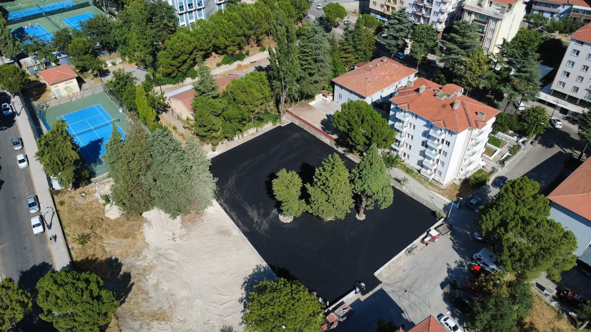Demirci’nin Prestij Caddesi ve Şehit Astsubay Uğur Palancı arasında 100 araçlık otopark yapıldı