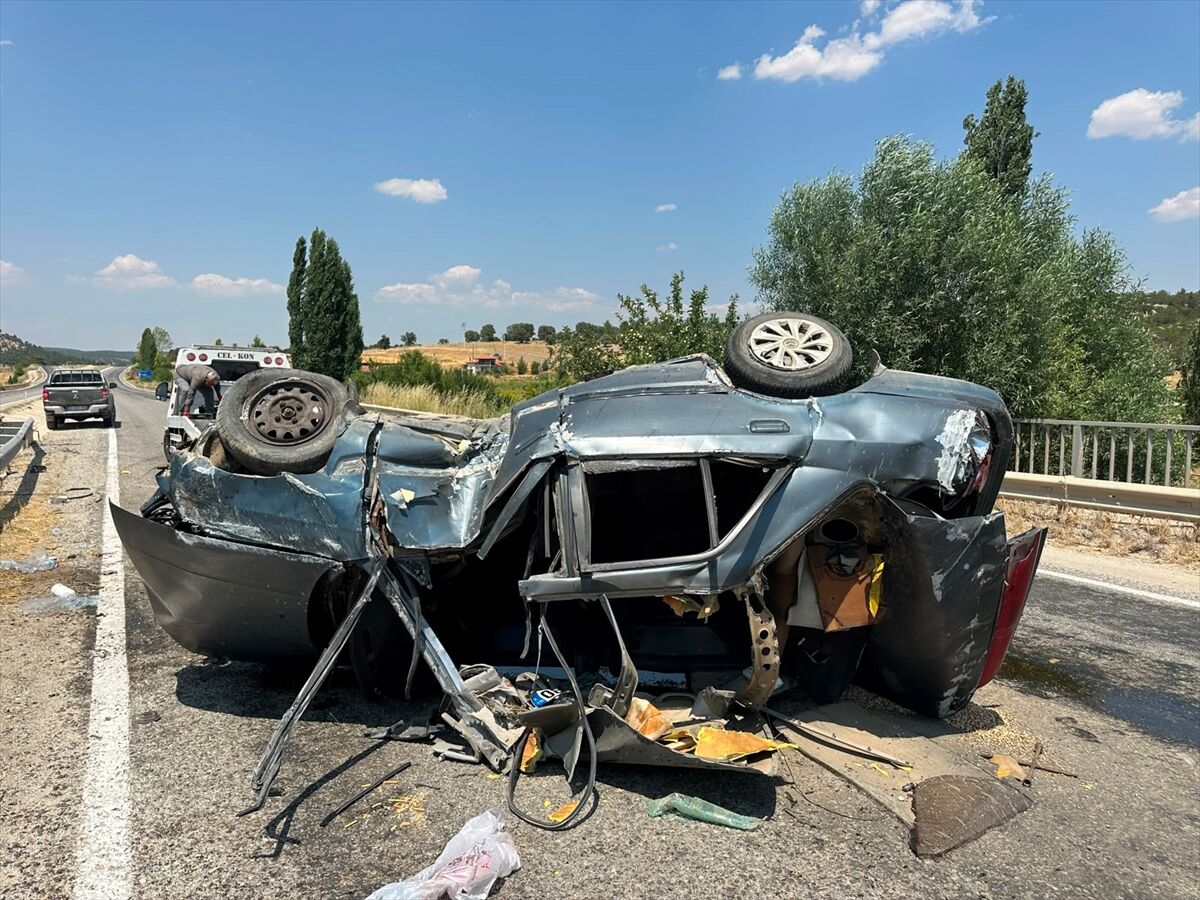 Uşak Yenierice'de takla atan otomobildeki 4 kişi yaralandı