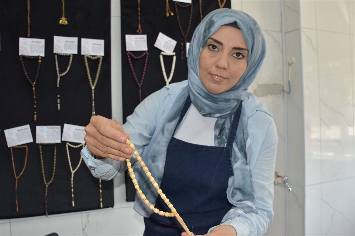 Afyonkarahisarlı Hatice Uçkun, tespih sanatını sabırla icra ediyorlar