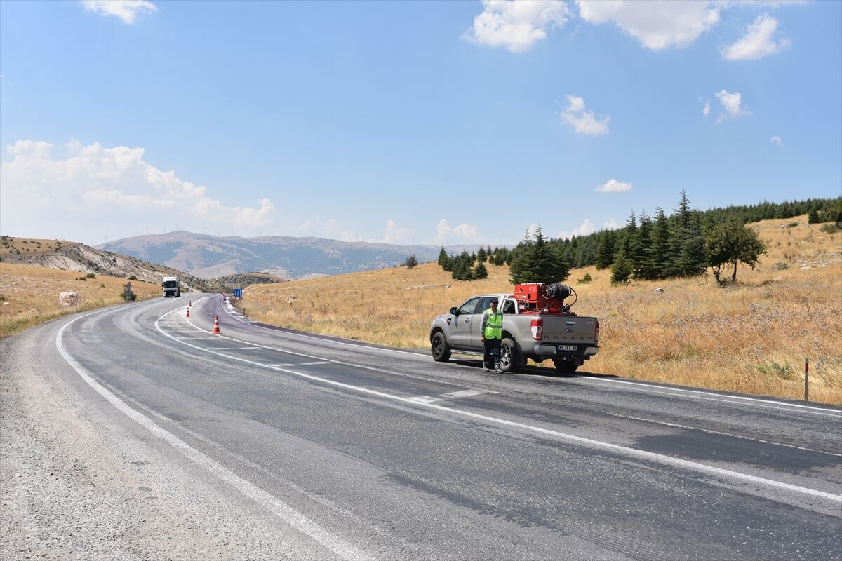 Dinar ve Çay karayoluna dükülen boya kazınarak çıkarıldı