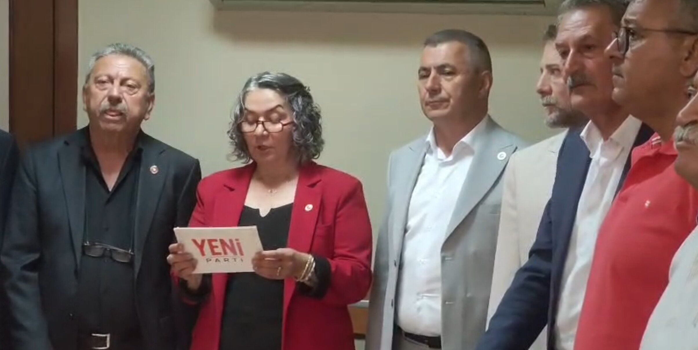 Uşak İl Genel Meclisi'ndeki 11 CHP üyesi partiden istifa etti