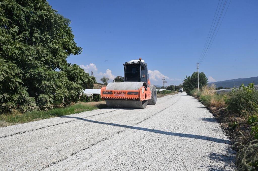 Sarıgöl'ün Yeşiltepe, Bahadırlar ve Tekeliler mahallelerini bağlayan yol yenileniyor