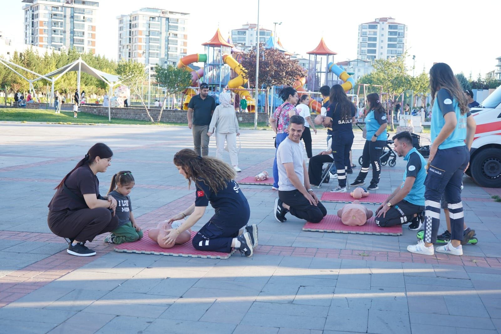 Uşak'ın en işlek yeri Atapark'ta hayat kurtaran eğitim
