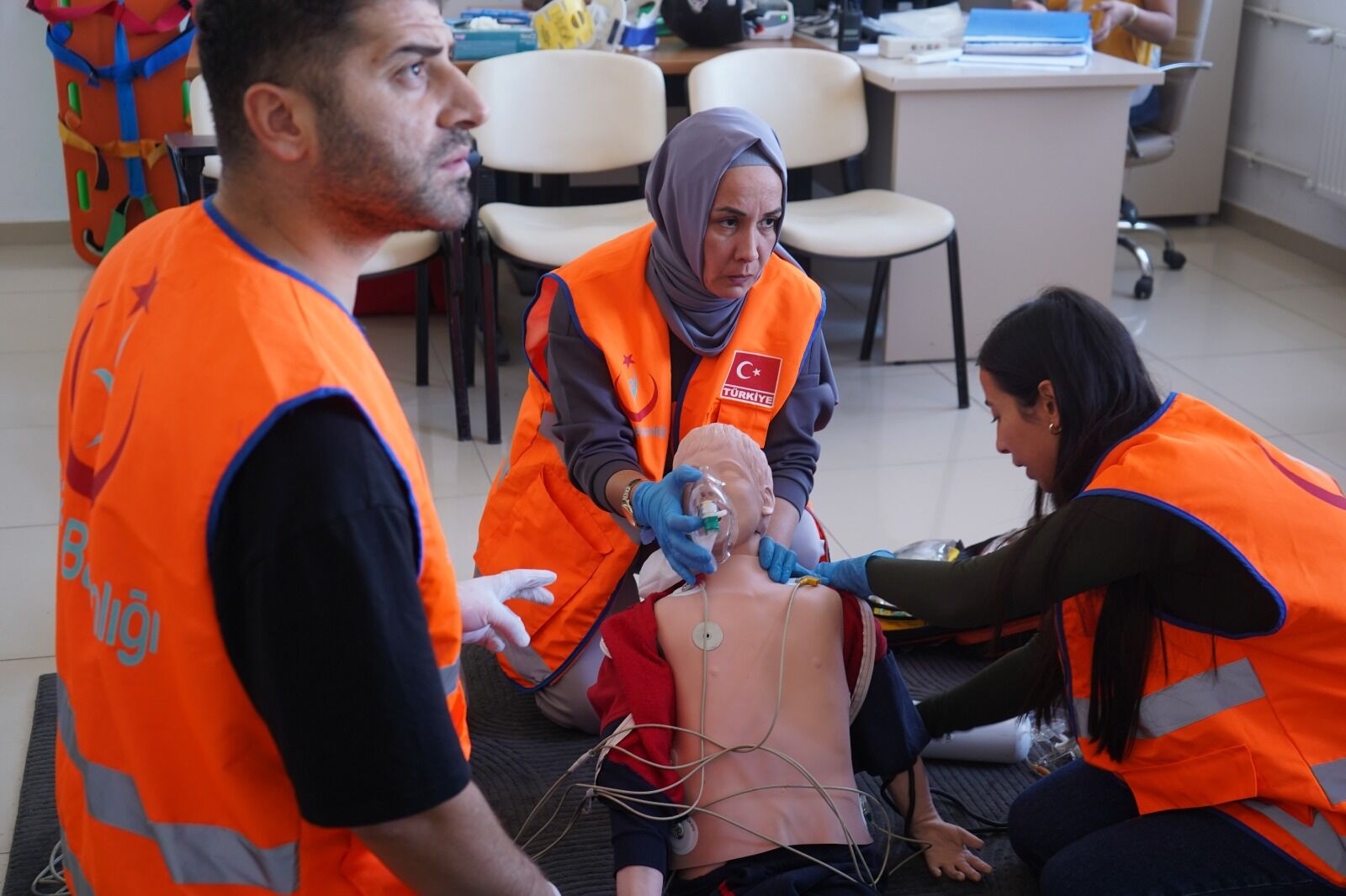 Uşak'taki 112 sağlık ekiplerine yönelik uygulamalı eğitimler devam ediyor