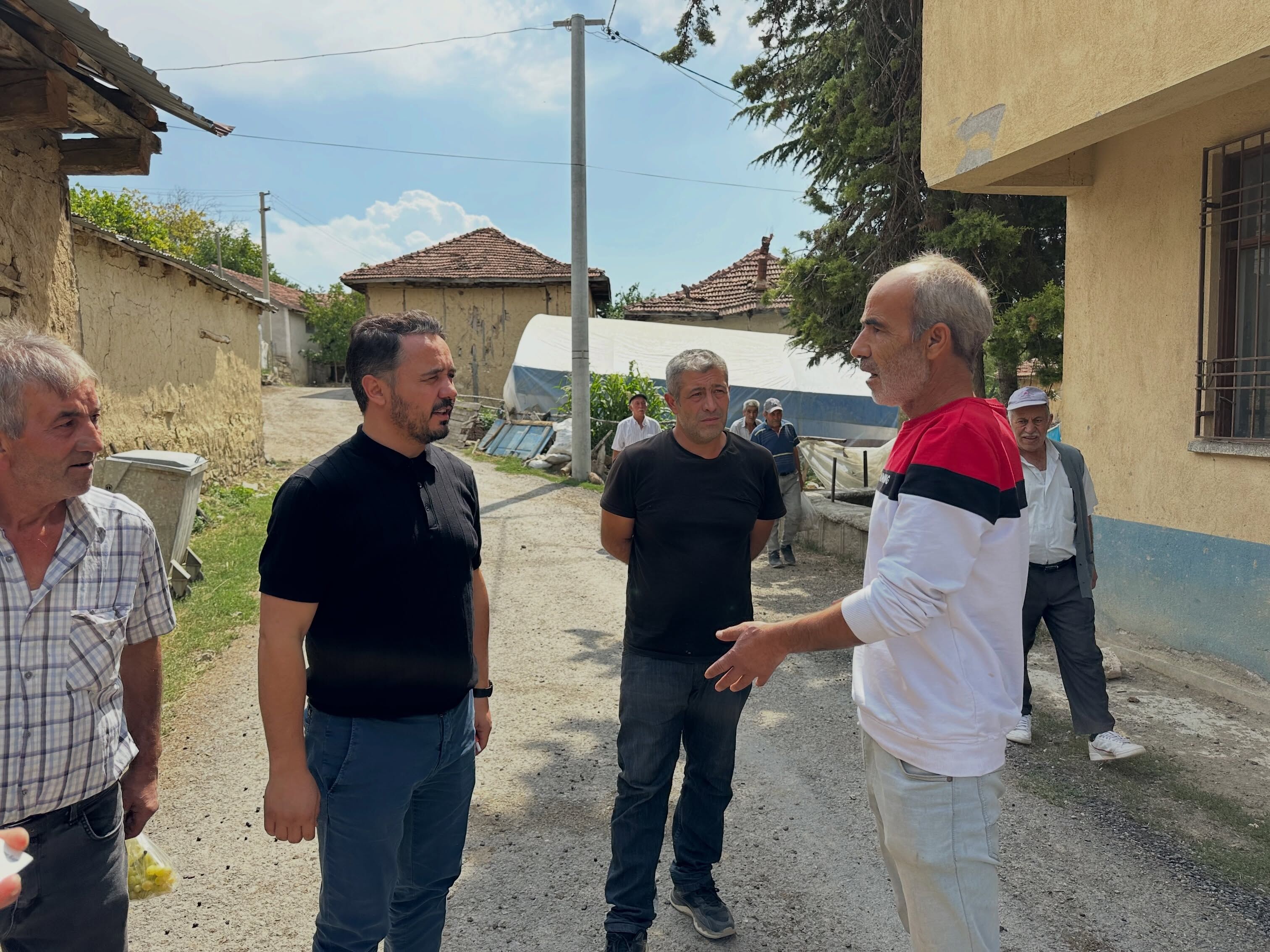 AK Parti Uşak İl Başkanı Yaşar, Banaz Dümenler köyünde incelemeler yaptı