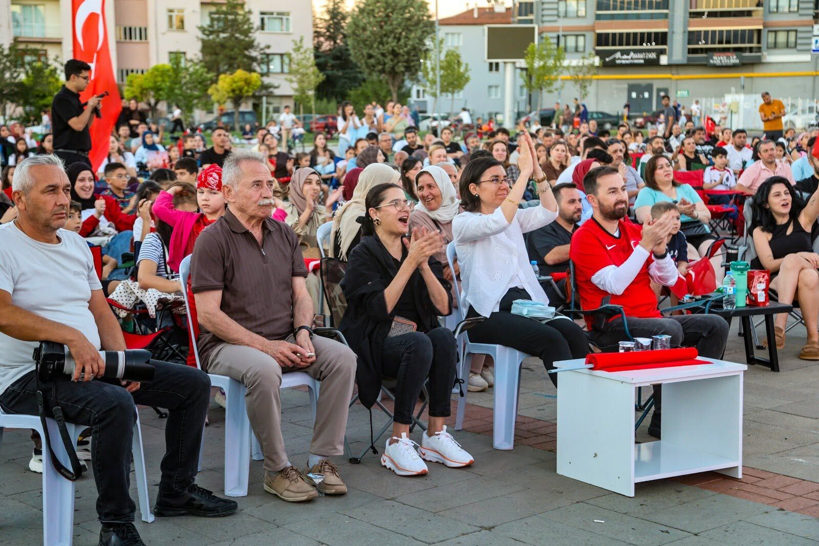 Uşak Belediye Başkan Vekili Özkan, Milli heyecanı vatandaşla birlikte yaşadı