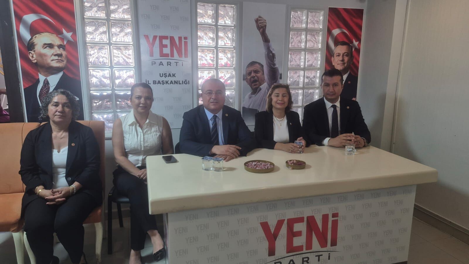 Yeni Parti'nin Burdur ve Aydın Milletvekilleri, Uşak'ta esnaf ve vatandaş ziyaretinde bulundu